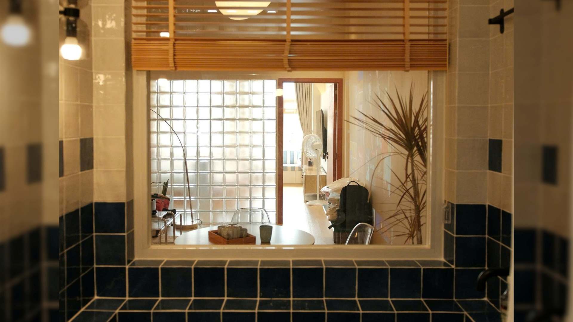 Cá Concept x Innomat: Bản Giao Thưởng Nội Thất Tại Dua Uchi Airbnb Khung Cửa Kết Nối Không Gian Phòng Khách Và Bồn Tắm